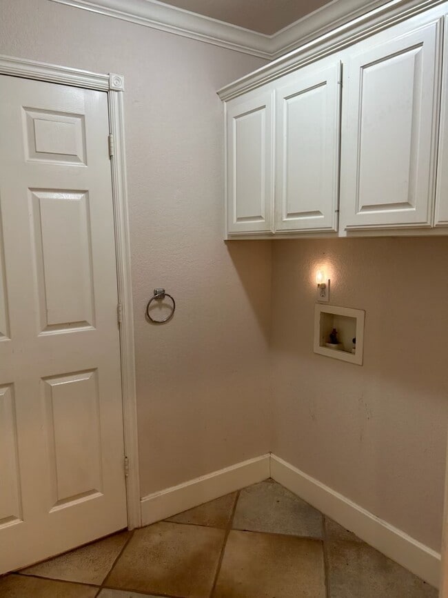 Building Photo - 6 Sunset Limited