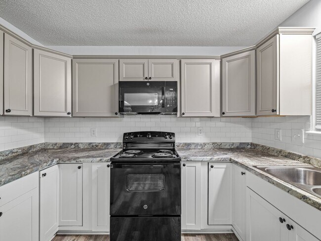 Building Photo - Charming 3 Bedroom Home!