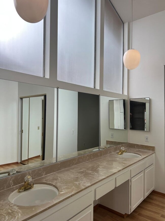 Building Photo - Elegant Executive Home Westborough SSF  5 ...