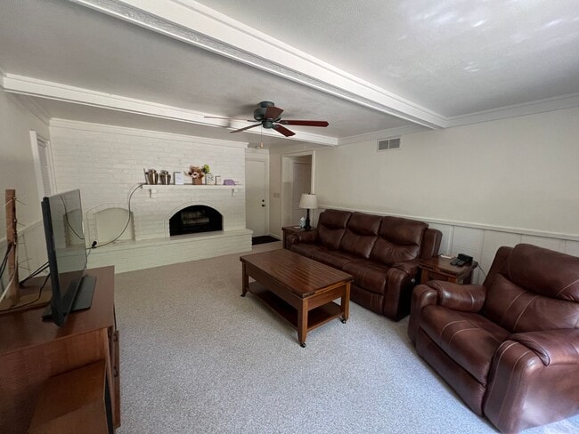 Building Photo - Welcome to this charming 3-bedroom, 3-bath...