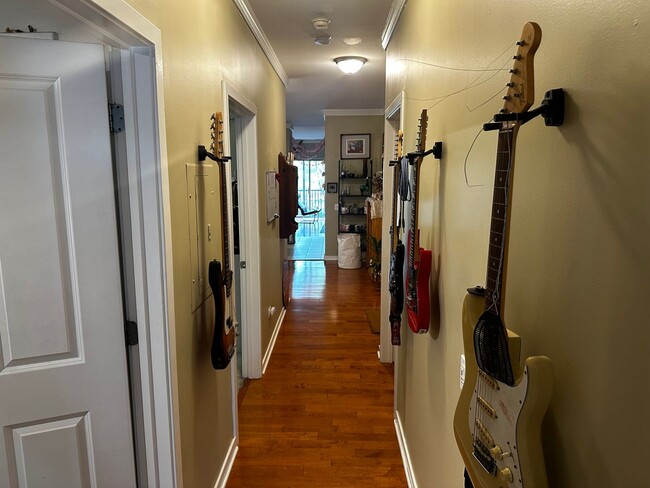 Building Photo - Spacious 3 Bed, 2 Bath Steps to Taylor Street