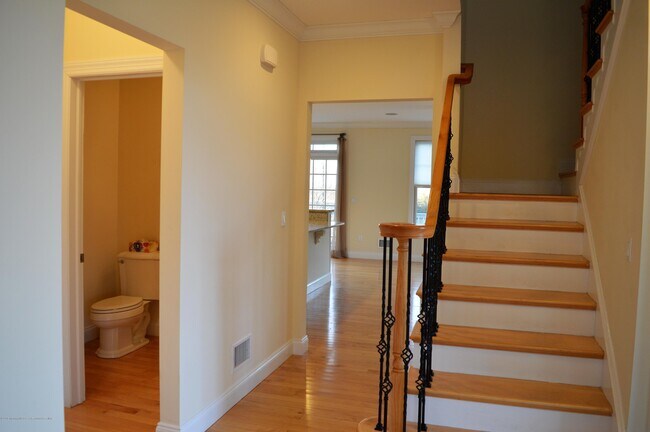 Building Photo - 606 Park Ave