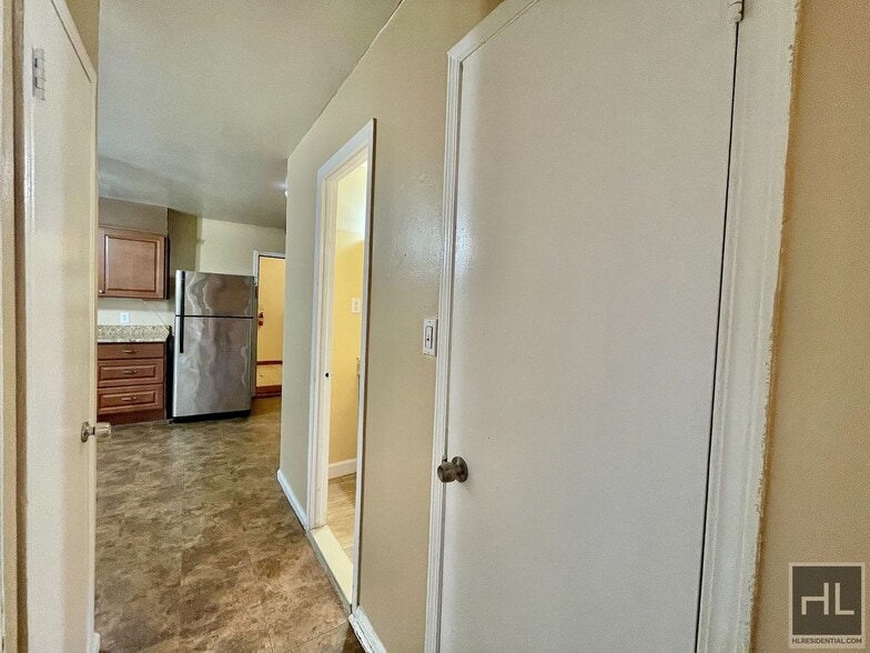 Building Photo - Large 1 bedroom with private patio