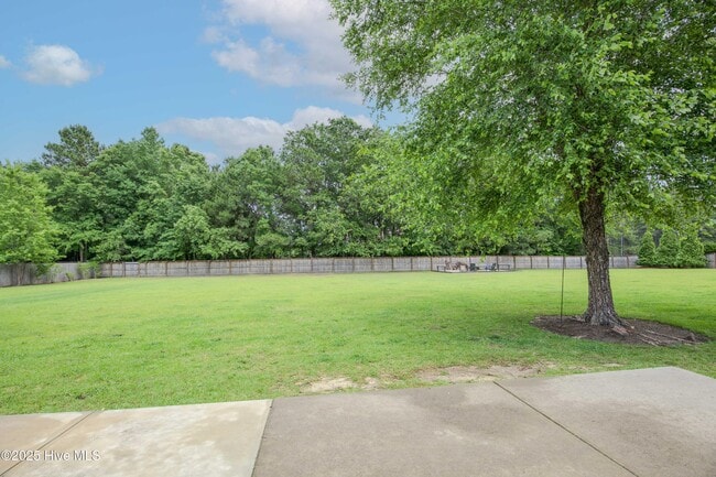 Building Photo - 102 Willow Creek Ln