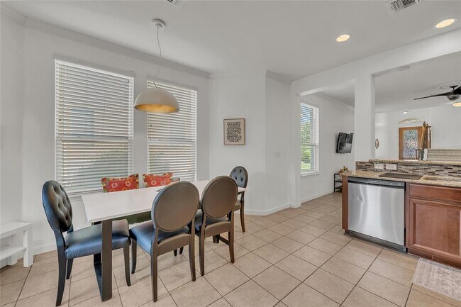 Building Photo - 520 S Meadowlark St