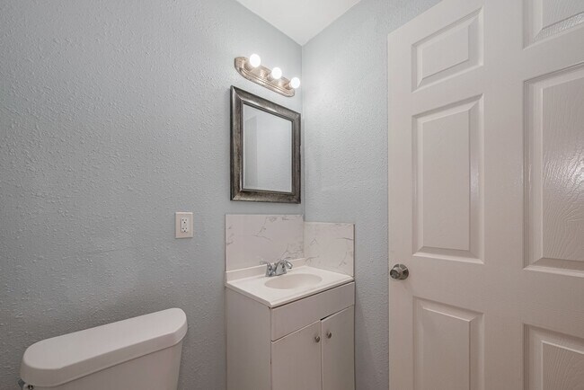 Building Photo - 4906 Larkspur St