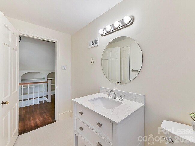 Building Photo - 711 Mt Vernon Ave