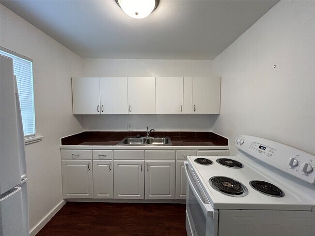 Building Photo - 5415 Scott St