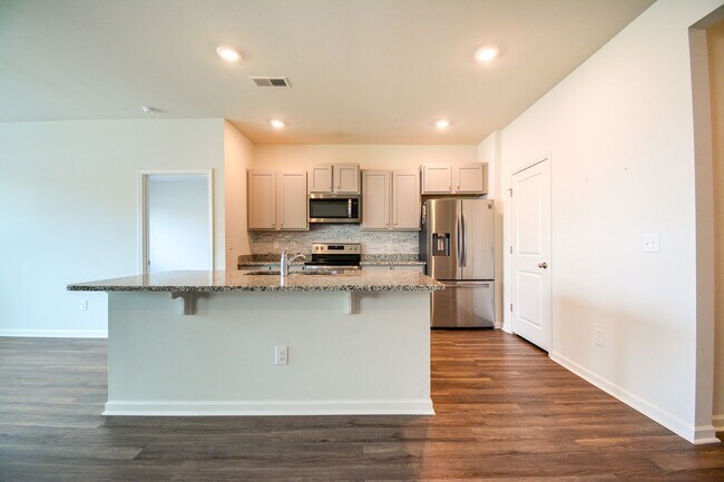 Building Photo - 3 Bedroom Home in Waterside Community of S...