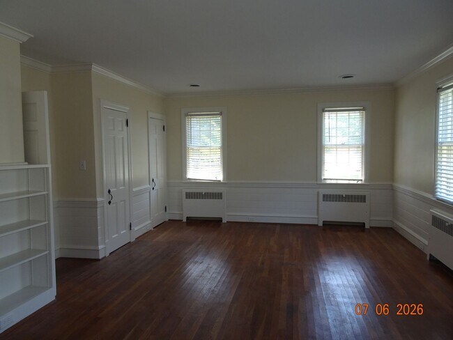Building Photo - 3 bedrooms, 2 baths single family home