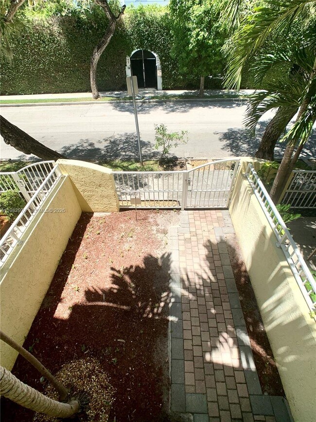 Building Photo - 1853 Jefferson Ave