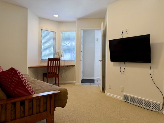 Building Photo - Townhouse within Walking Distance of Downtown Sugarhouse