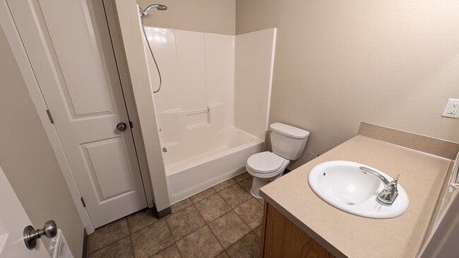 Building Photo - End unit Townhouse in Forest Grove