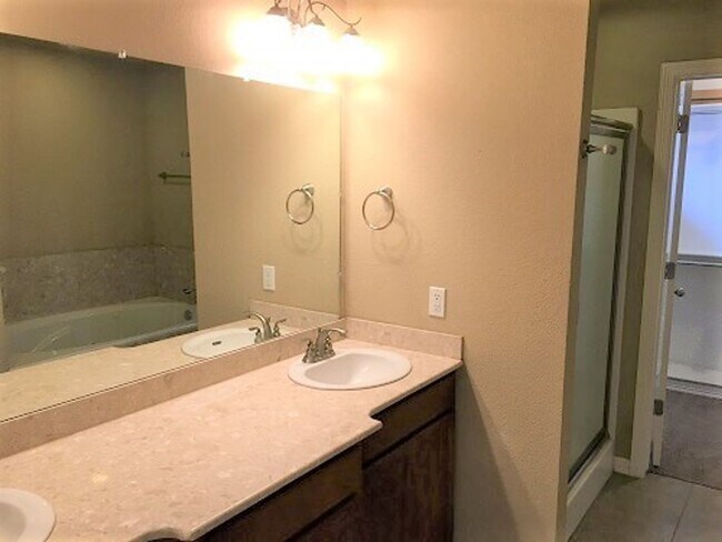 Building Photo - BEAUTIFUL HOME IN GREAT LOCATION!