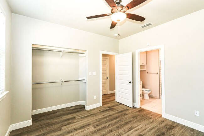 Building Photo - 3 Bed 3 Bath with rooftop Deck!