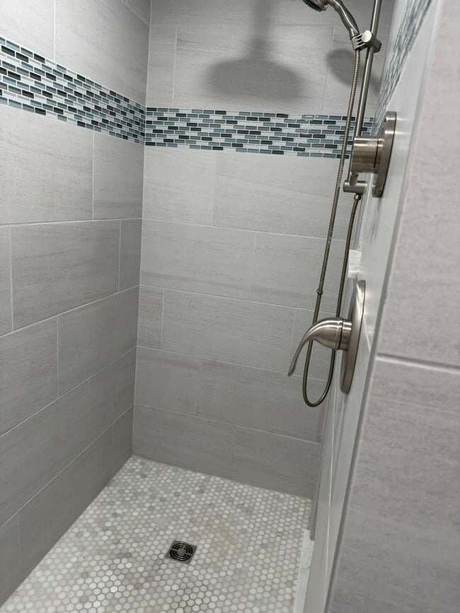 Building Photo - Lovely Renovated Rambler Close to METRO, Parks, Etc.