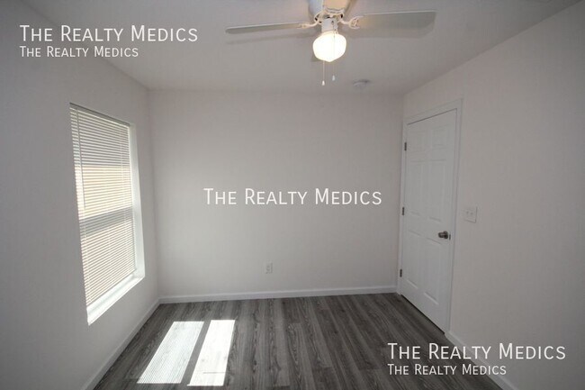 Building Photo - 182 Hillock Ave NW