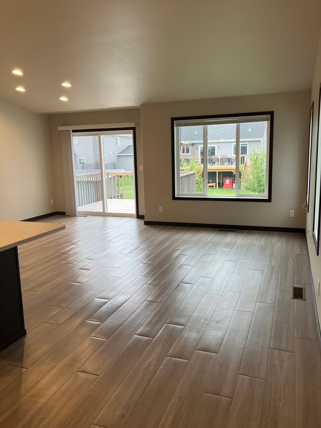 Building Photo - 4 Bed 3 Bath Single Family Home