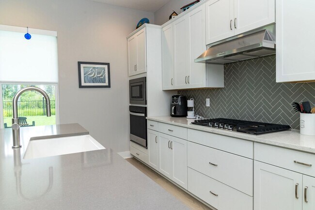Building Photo - River Town Home
