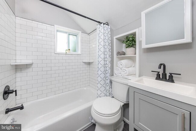 Building Photo - 674 JOHNSON