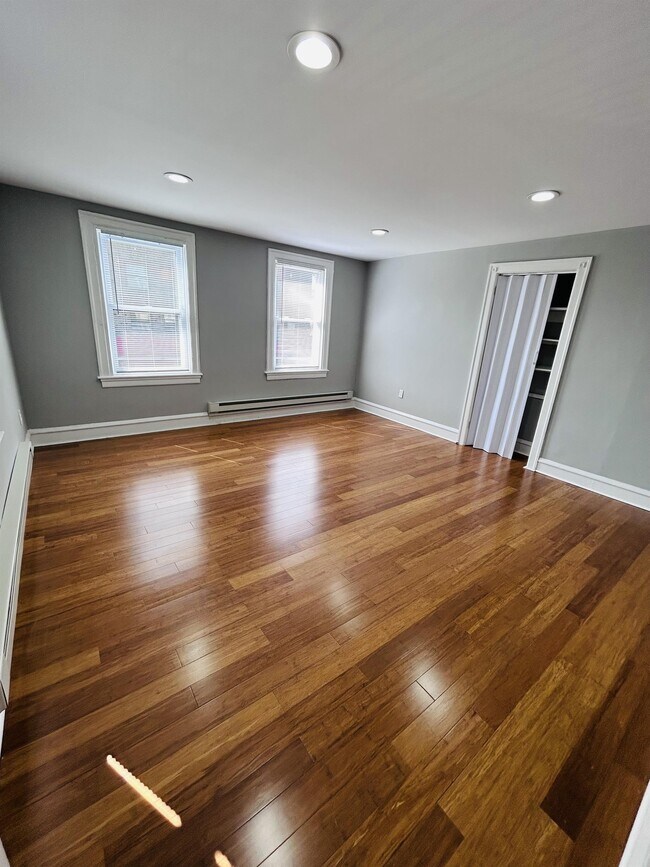 Building Photo - 1221 Lindley Ave