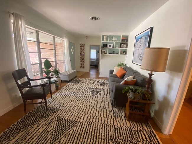 Building Photo - 1609 Pin Oak Dr