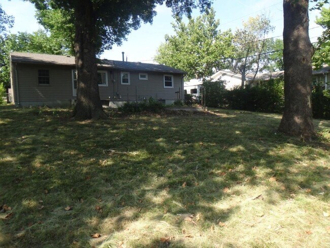Building Photo - Great 3 bedroom with full basement!