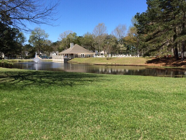 Building Photo - Serene 2-Bed Oasis in North Charleston – Lush Surroundings & Modern Comforts