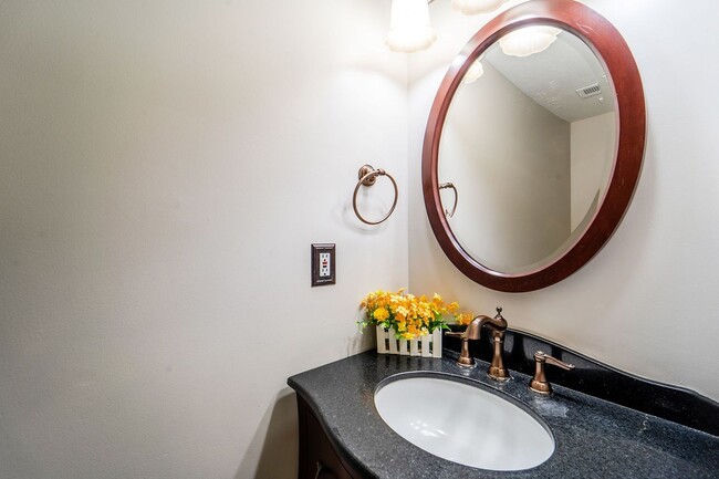 Building Photo - Beautiful Home in Midvale w/ attached 2 ca...