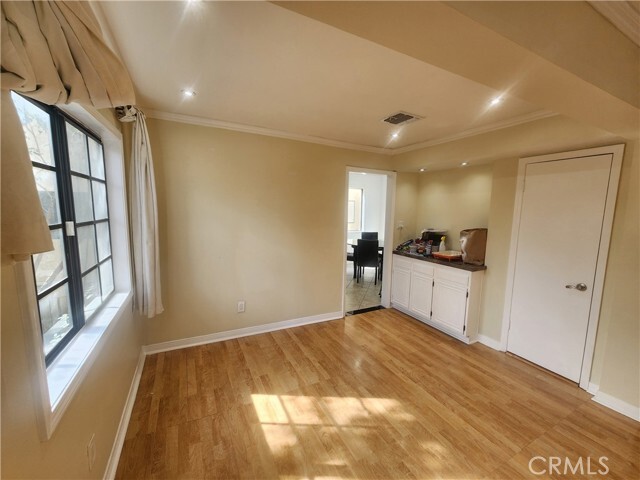 Building Photo - 7432 Hazeltine Ave