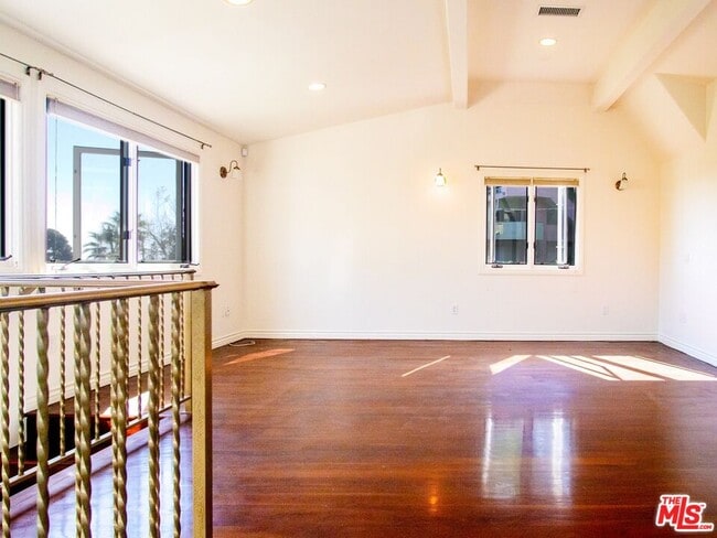 Building Photo - 2239 Vista Del Mar Pl