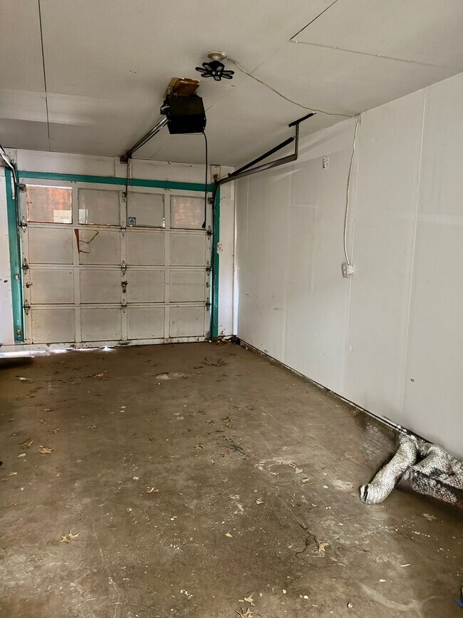 Building Photo - Adorable 3/1.5/1 in Great Location! Minutes from Tech and Hospitals!