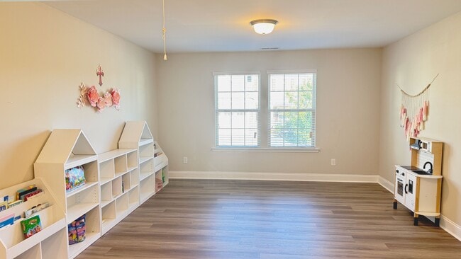 Building Photo - 1910 Pennypacker Ln