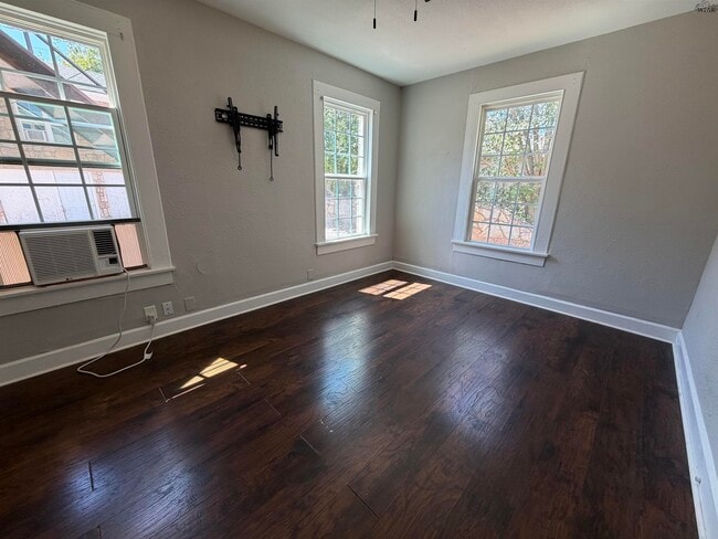 Building Photo - 1202 Austin St