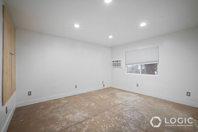 Building Photo - 462 E Haven Ave