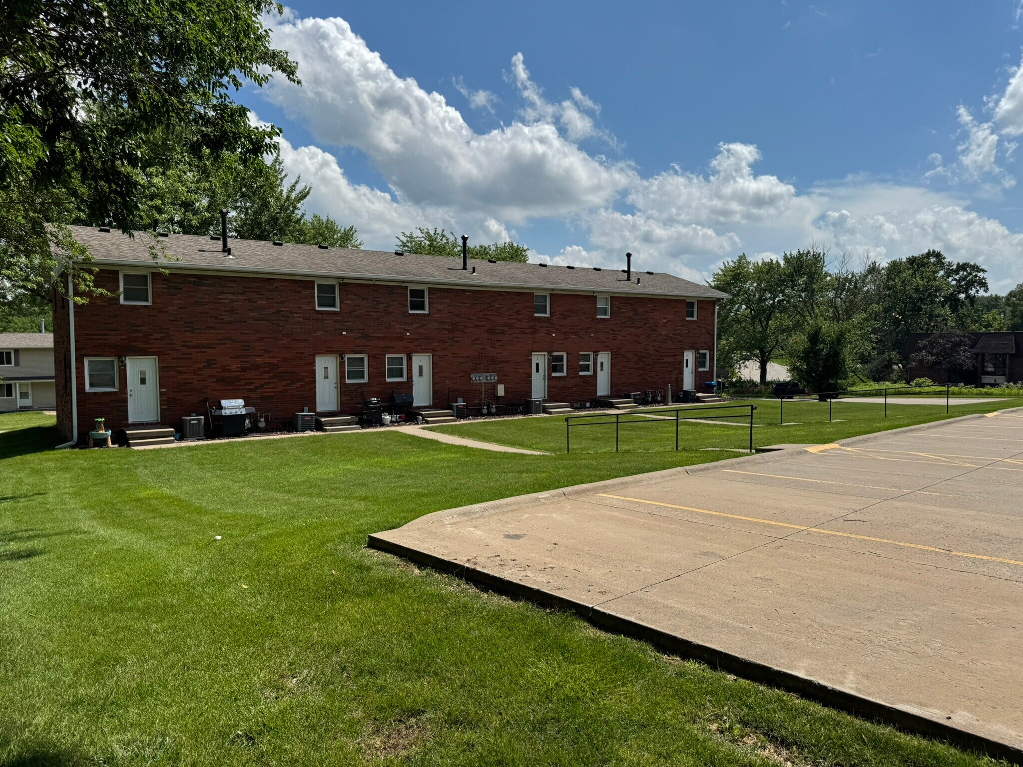 Building Photo - 18 Parkview Dr