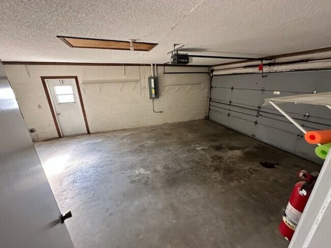 Building Photo - Beautiful home with backyard!