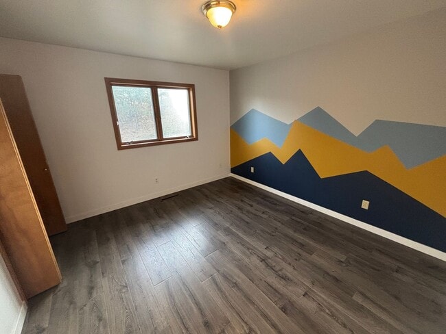 Building Photo - 2233 Alpine Dr