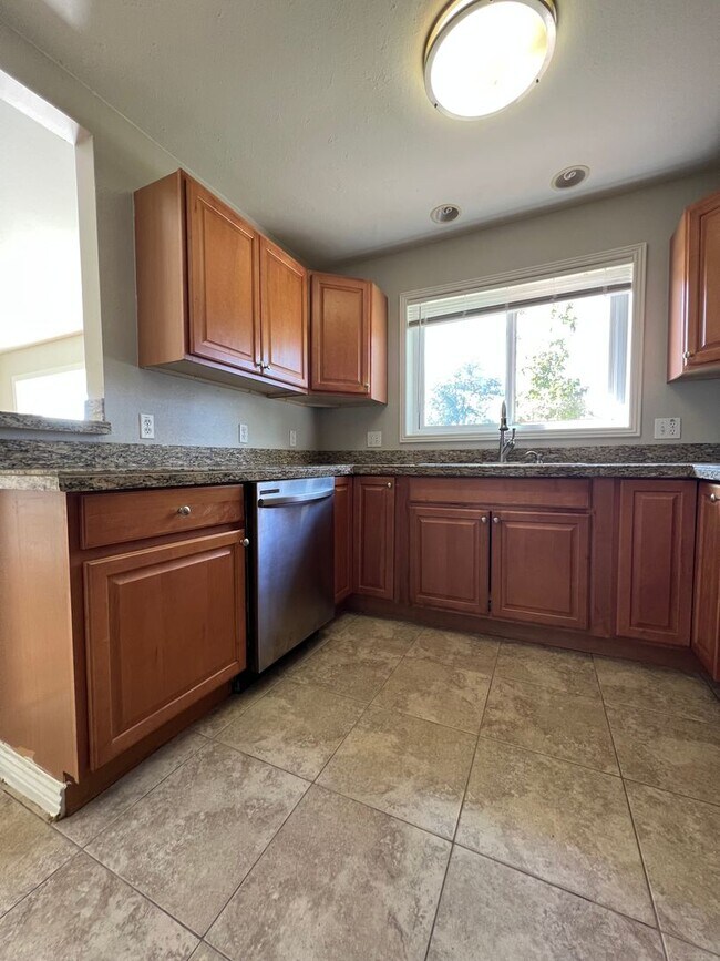 Building Photo - 3-bed 2-bath House in Northglenn available July!