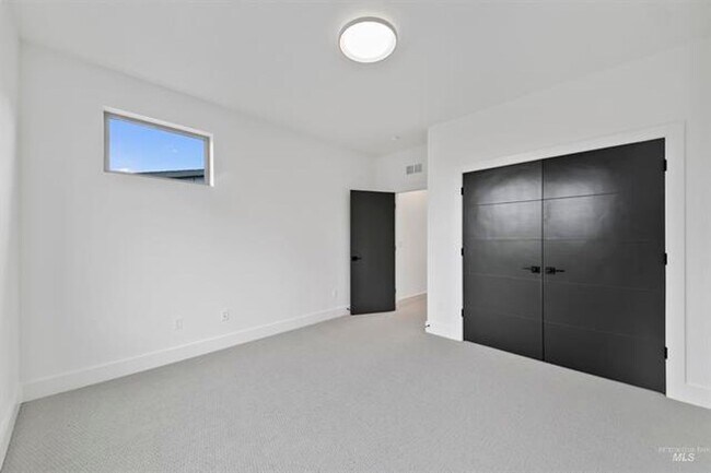 Building Photo - AstoriaTownHome