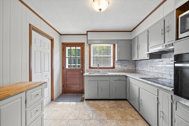 Building Photo - 3 Bedroom / 2 Bathroom Home on .78 Acres