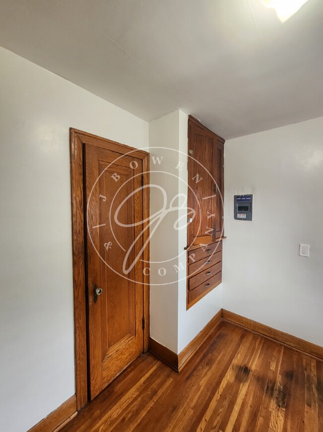 Building Photo - Spacious 1 bedroom (or 2 bedroom if no liv...