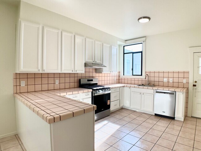 Building Photo - LARGE 2BR w/ Dining Room. PARKING AVAIL.! DISHWASHER! W/D IN-UNIT