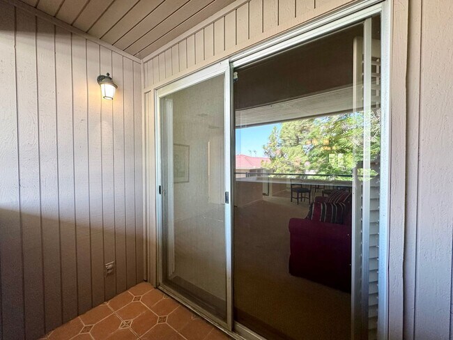 Building Photo - AVAILABLE NOW! 1 Bed 1 Bath Apartment in P...