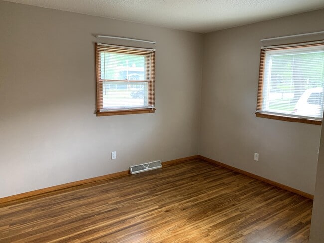 Building Photo - 513 W Clark St