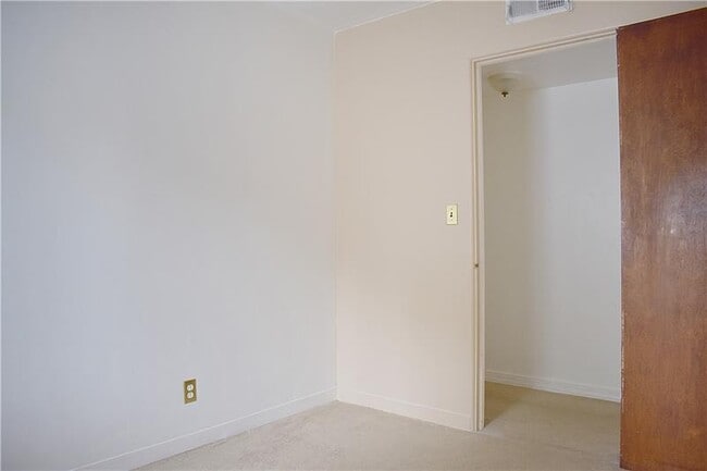 Building Photo - 100 Primrose Ave