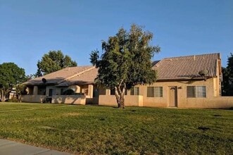 Building Photo - 1649 Pine Ct