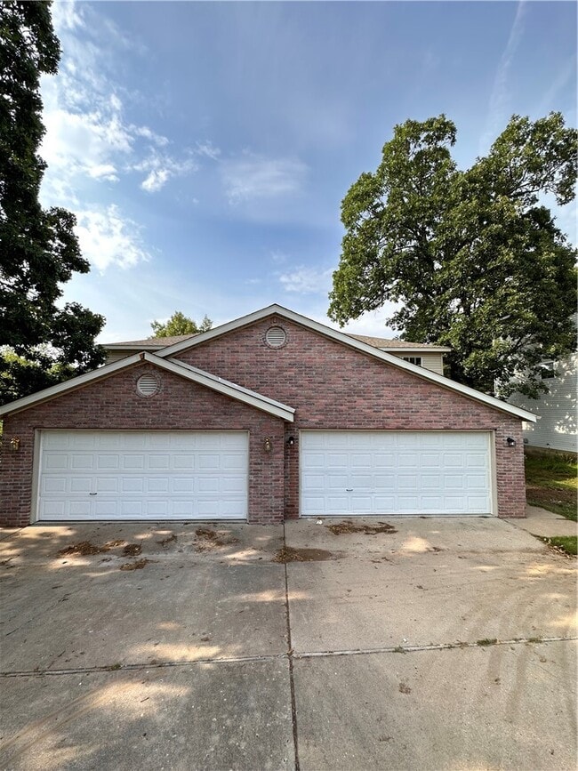 Building Photo - 2226 E Cinnamon Way