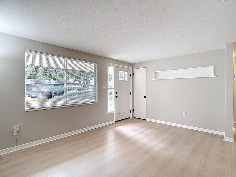 Building Photo - 5711 Pine St