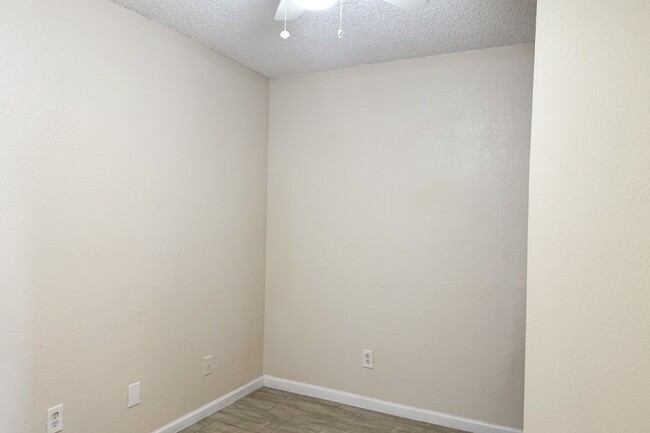 Building Photo - Charming 2BR/1BA Apartment - Convenient Lo...